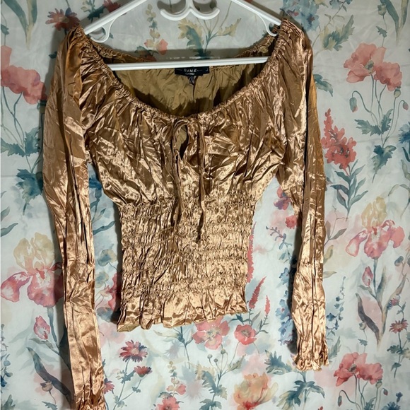 Rampage Gold Ruched Long Sleeve Blouse - Picture 3 of 10